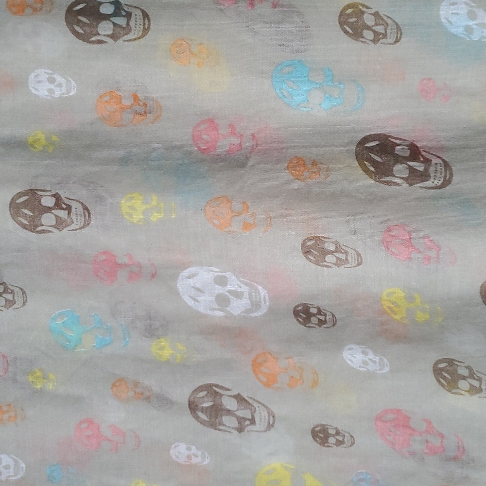 Skull Patterned Infinity Scarf - Picture 3 of 4